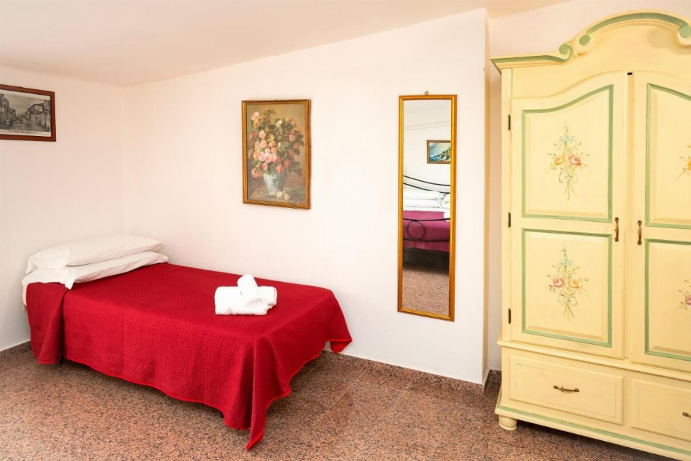 Room image 4